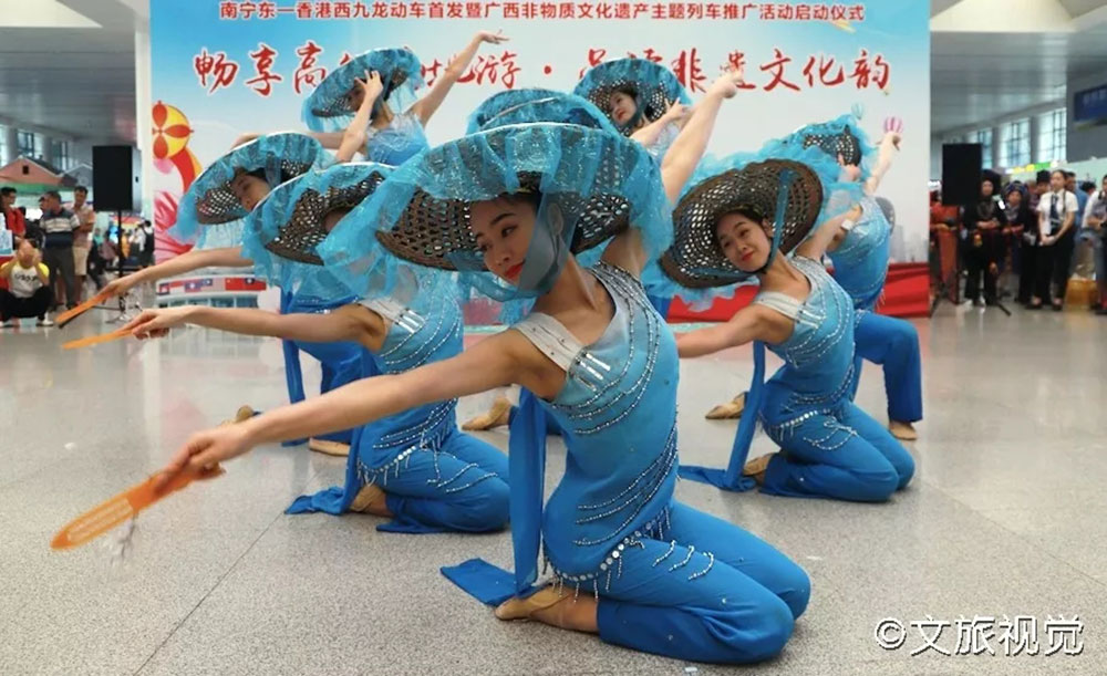 搭乘首發(fā)高鐵，海真珠珍珠粉抵達(dá)東方明珠